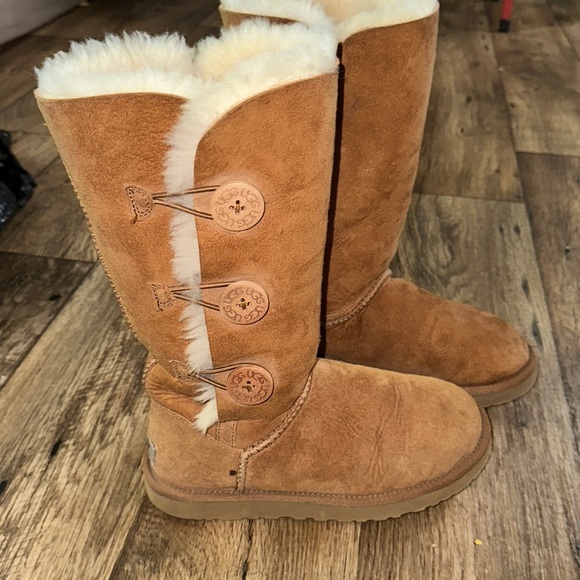 ⚡️HP⚡️UGG Chestnut Bailey Button Triplet Shearling Suede Boots - Picture 1 of 8